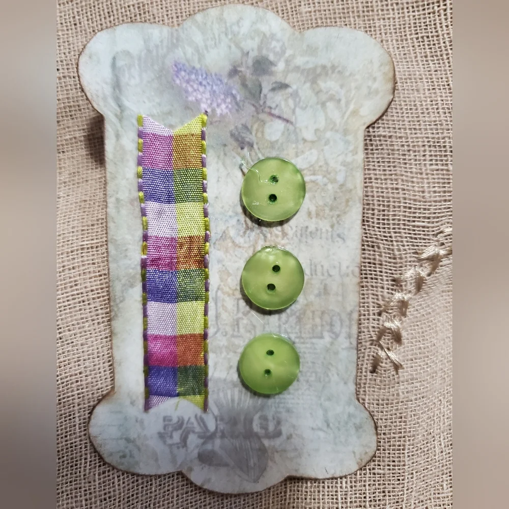 🙏 HAND CRAFTED Set of 8 button card tags ephemera - Picture 10 of 11